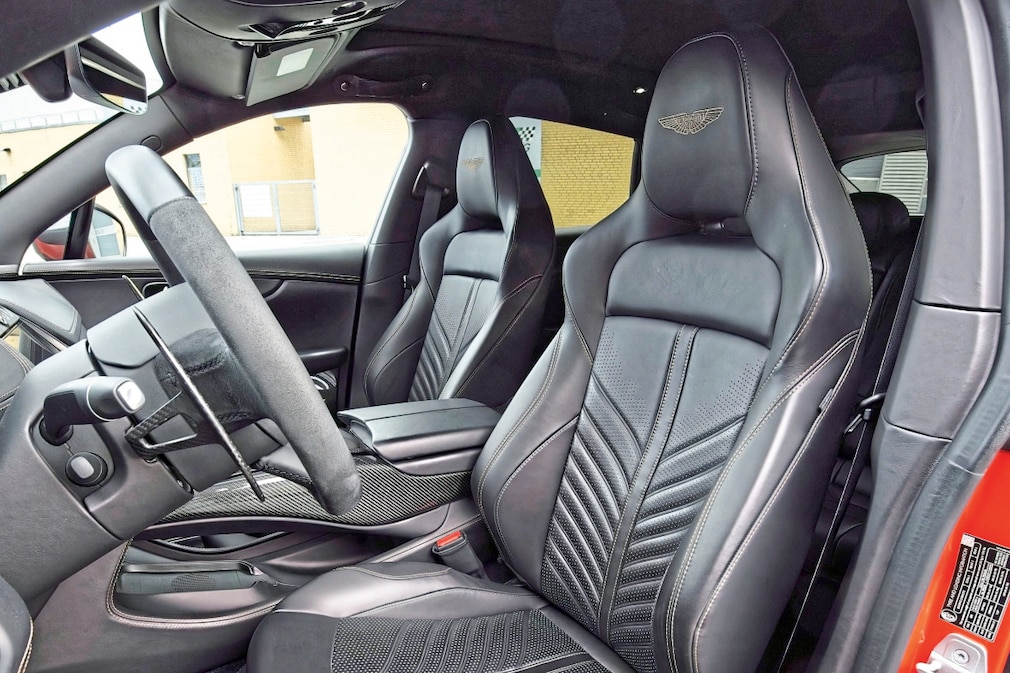 Aston Martin DBX707