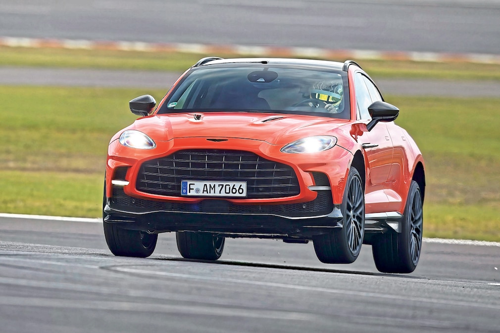 Aston Martin DBX707