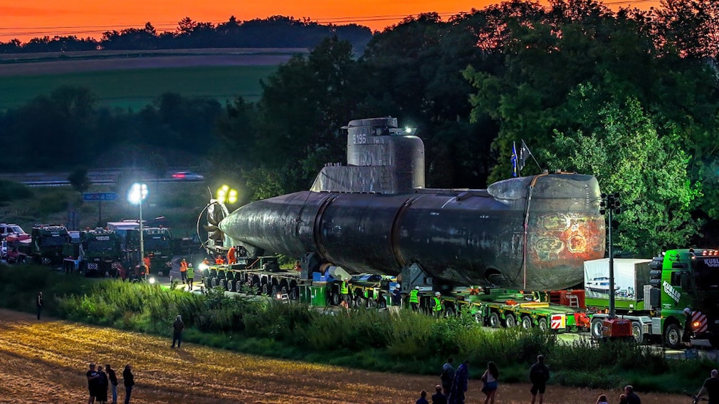 U-Boot-Transport auf der Autobahn