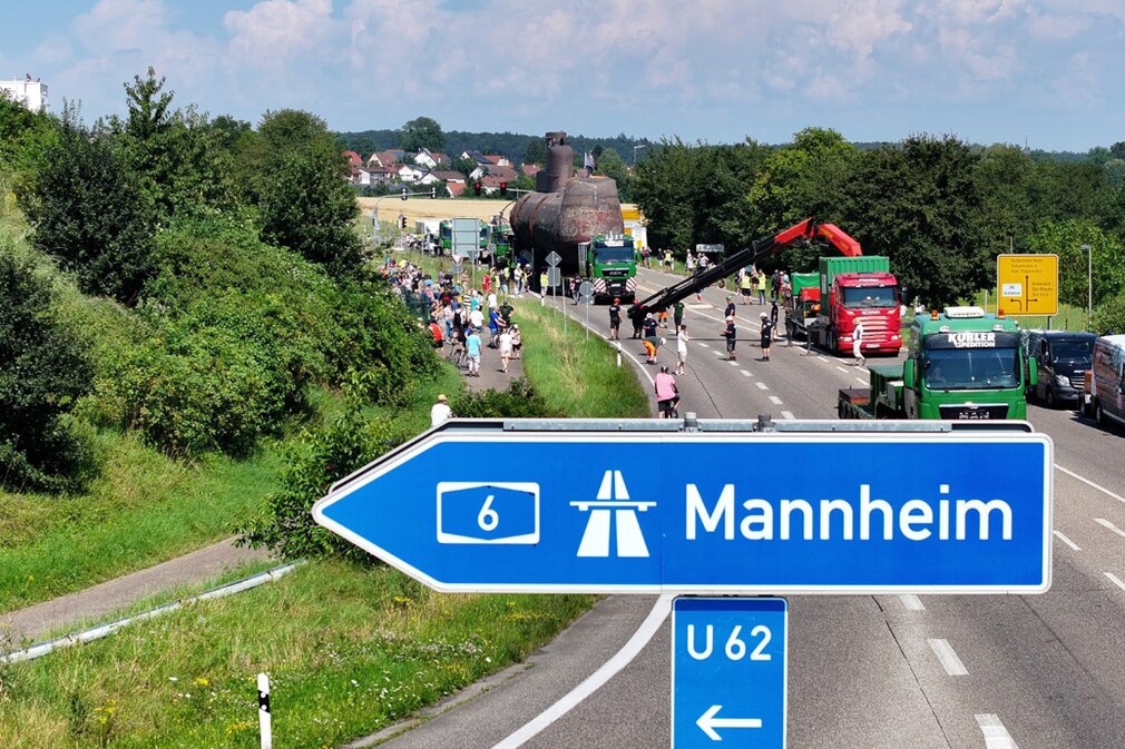 U-Boot-Transport auf der Autobahn