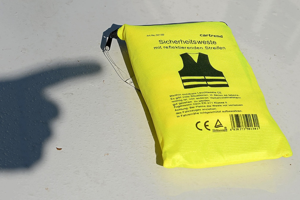 Eine Warnweste liegt am 01.07.2014 auf einem Fahrzeug in Potsdam (Brandenburg). Die Warnweste im Auto ist nun auch in Deutschland zur Pflicht geworden: Die neue Regelung gilt ab dem 1. Juli 2014. Ab sofort müssen alle in Deutschland zugelassenen Pkw, ebenso wie Lkw und Busse, eine Warnweste an Bord haben.