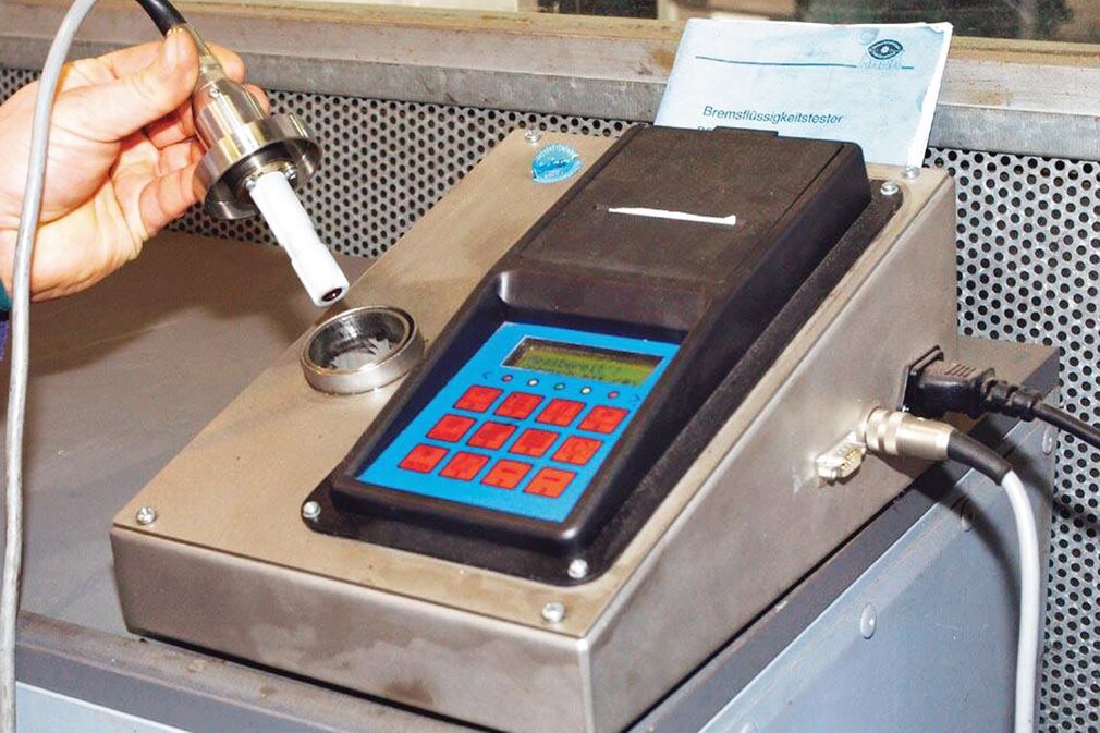Bremsflüssigkeit wird in Testgerät erhitzt