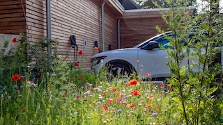 Elektroauto lädt auf Campingplatz in Uelzen/Niedersachsen