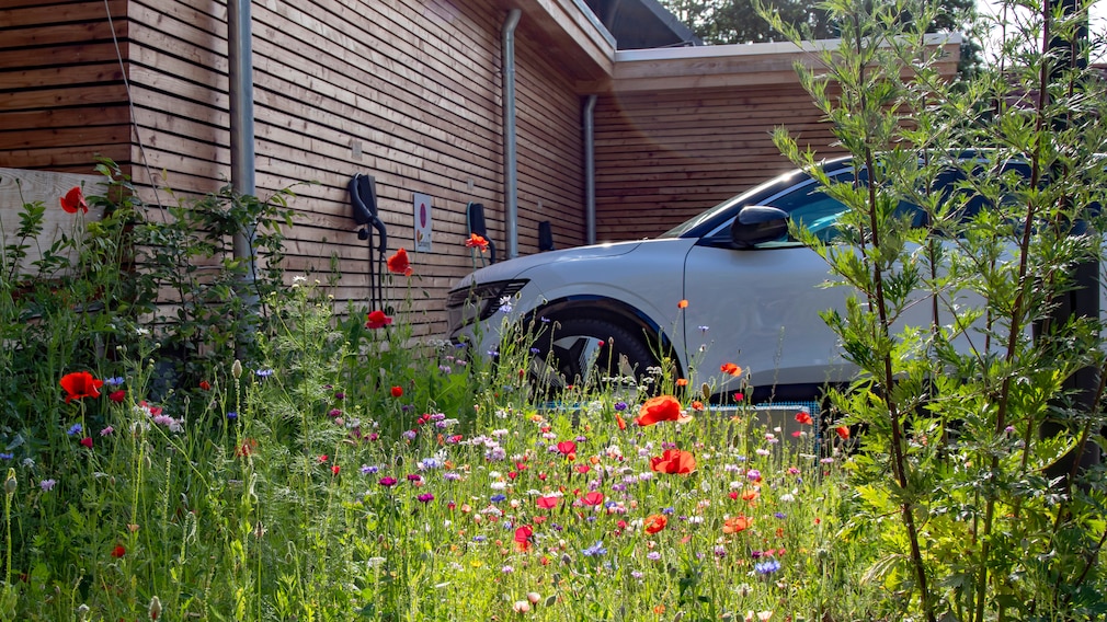 Elektroauto lädt auf Campingplatz in Uelzen/Niedersachsen
