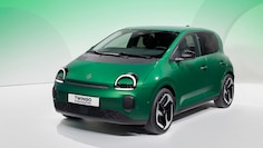 Renault Twingo E-Tech Electric in Grün forografiert von schräg vorn im Studio.