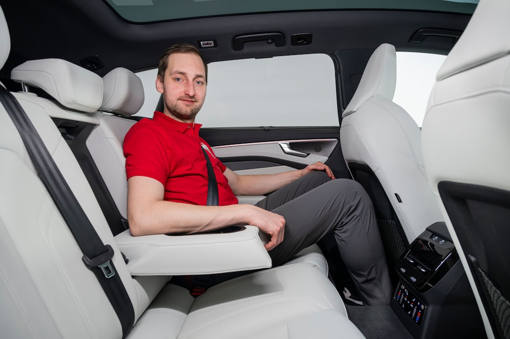AUTO BILD-Redakteur Sebastian Friemel auf der Rückbank des Audi A6 Avant