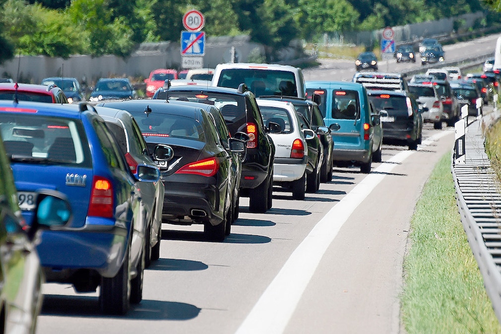 Der Autoverkehr staut sich am 10.07.2016 in Starnberg (Bayern) am Ende einer Autobahn. Durch Ausflugs- und beginnenden Urlaubsverkehr kam es auf zahlreichen bayerischen Autobahnen zu Stauungen.