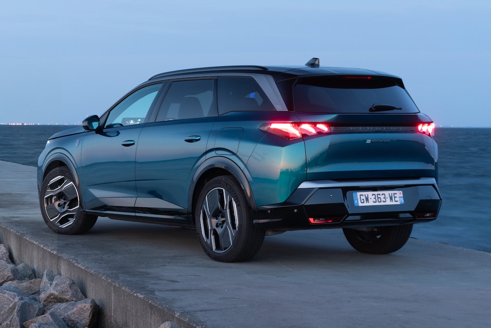 Peugeot E-5008