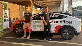 Das siegreiche Rekord-Team aus England: Sam Clarke (l.), Kevin Booker und der Ford Mustang Mach-E, die 916 km mit einer Akkuladung fuhren