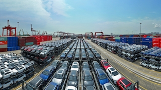 Elektroautos im Hafen von Taicang (China)