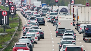 Stau auf der A7 an einer Baustelle
