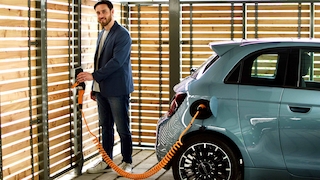 Person lädt E-Auto an Ladesäule