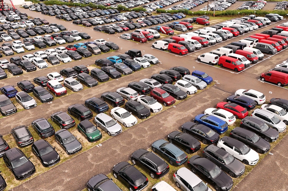 Gebrauchte Automobile stehen auf Halde.