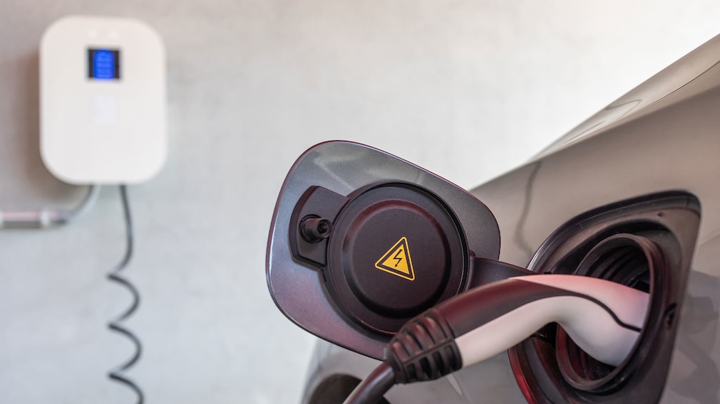 E-Auto lädt an einer Wallbox