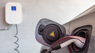 E-Auto lädt an einer Wallbox