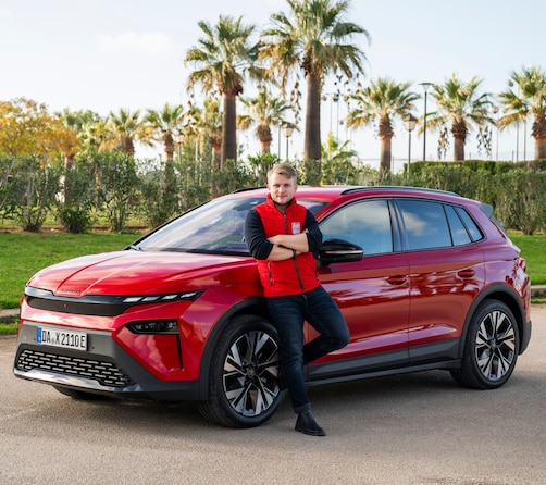 Skoda Elroq mit AUTO BILD-Redakteur Jonas Uhlig