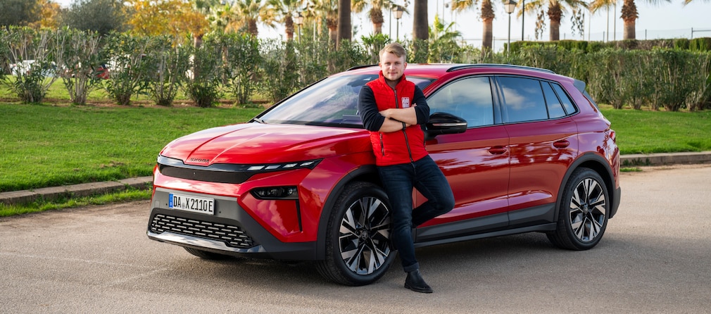 Skoda Elroq mit AUTO BILD-Redakteur Jonas Uhlig