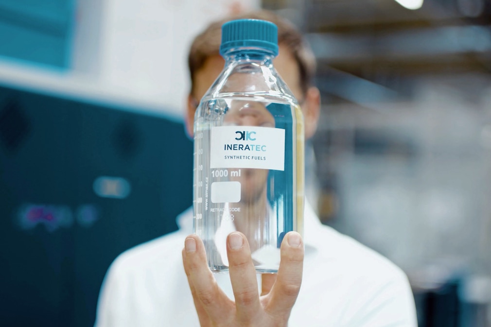 Eine Flasche E-Fuels