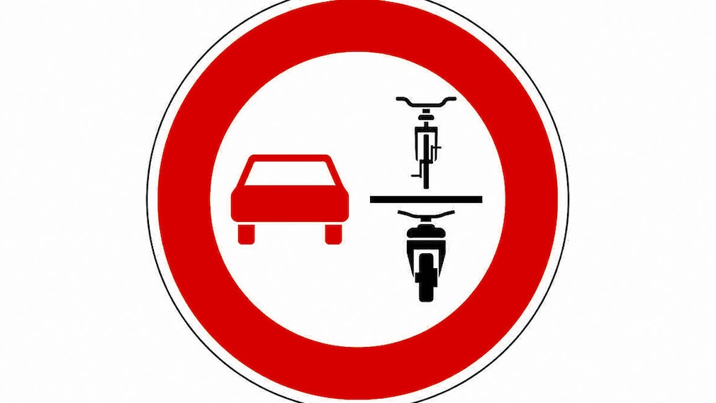 Verkehrszeichen Verbot des Überholens von einspurigen und mehrspurigen Fahrzeugen für mehrspurige Kraftfahrzeuge und Krafträder mit Beiwagen
