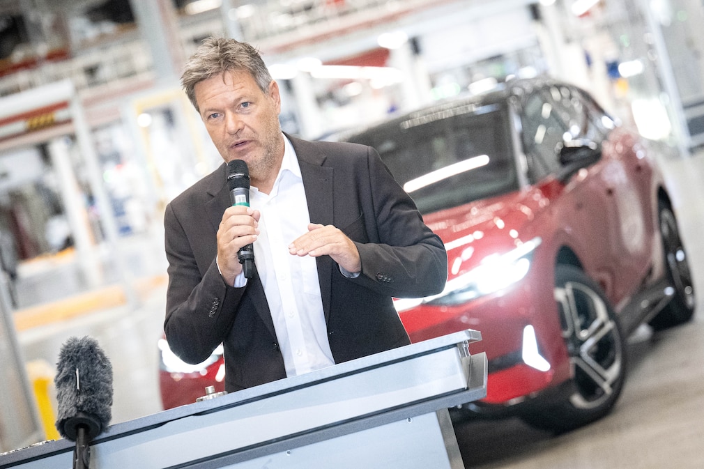 Habeck besucht VW-Werk in Emden