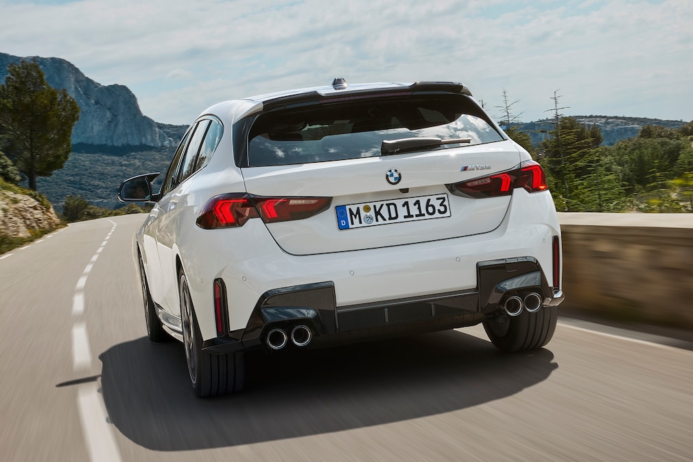 BMW M135 xDrive fahrend in der Heckansicht