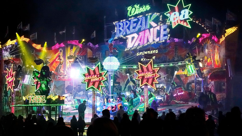 Oktoberfest / Wiesn in München bei Nacht, 2022