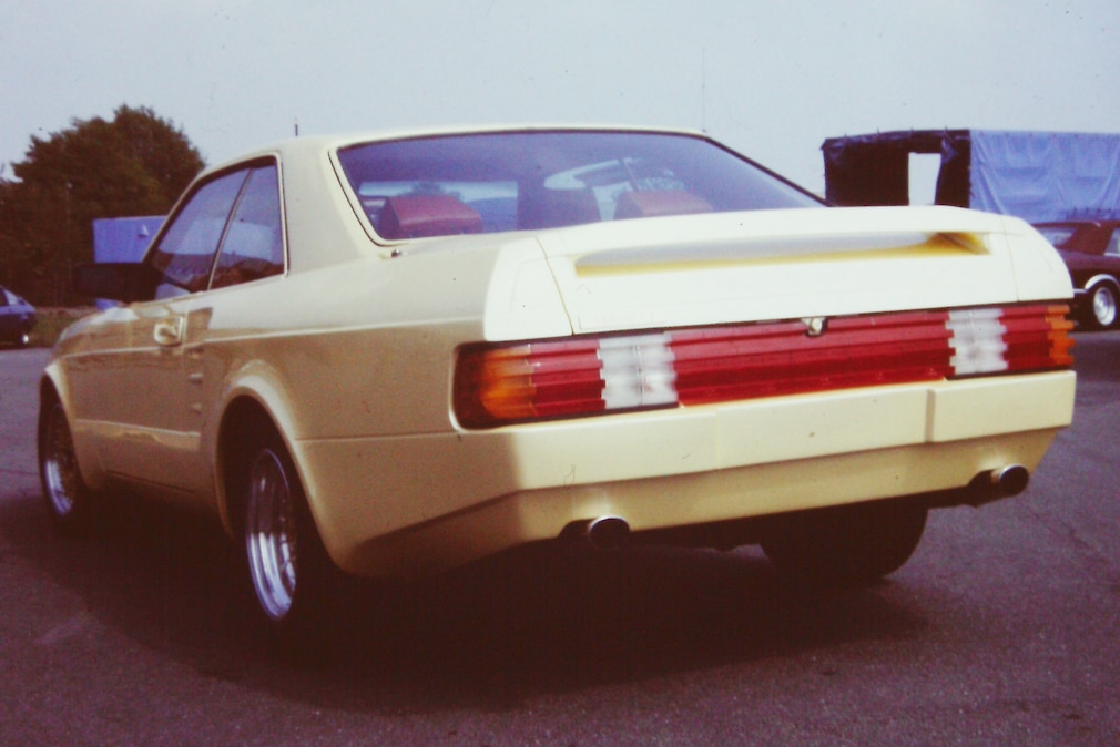 Dritter SGS Arrow C1, goldmetallic, schräg von hinten