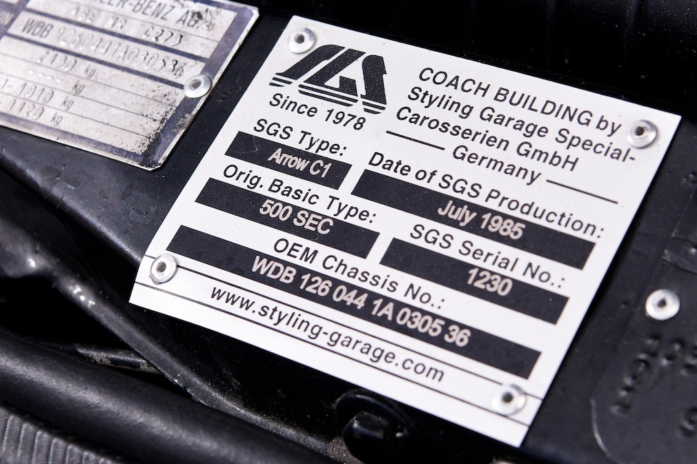 SGS-Typenschild im Motorraum des SGS Arrow C1