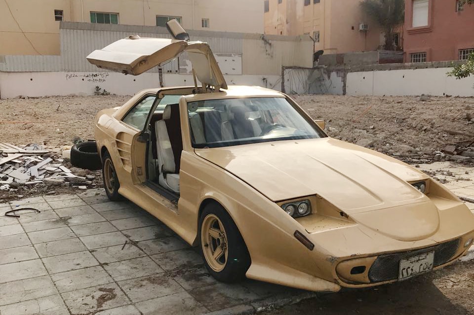Vierter SGS Arrow C1, goldmetallic, schräg von vorn, schmutzig, Klappscheinwerfer durch feste Scheinwerfer ersetzt