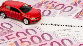 Ein Auto auf Banknoten - KFZ-Versicherung Versicherungsvertrag