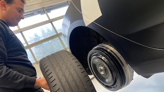 DeepDrive präsentiert Testfahrzeug Tesla Model Y mit Radnabenantrieb