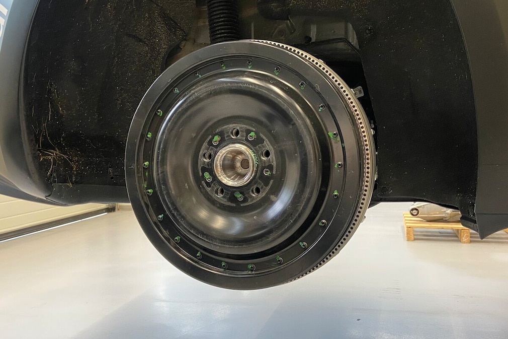 DeepDrive präsentiert Testfahrzeug Tesla Model Y mit Radnabenantrieb