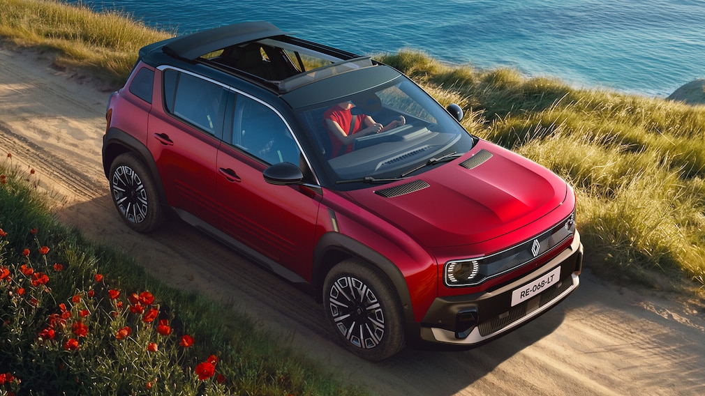 Renault 4 mit offenem Verdeck fährt an einer Steilküste.