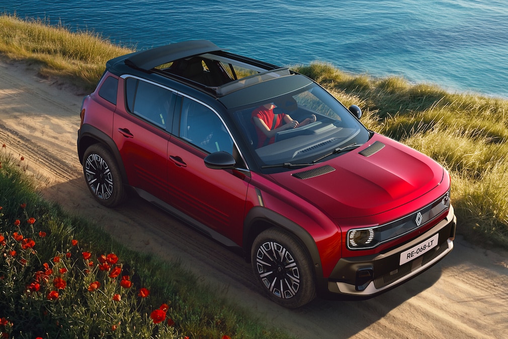 Renault 4 mit offenem Verdeck fährt an einer Steilküste.