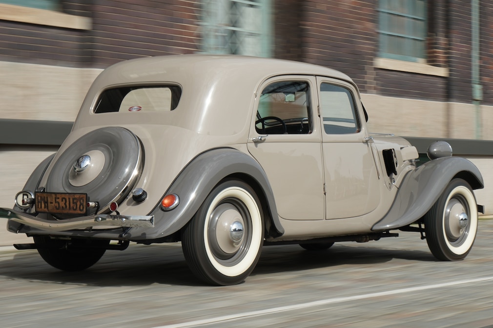 Citroen 7 Front fahrend schräg von hinten