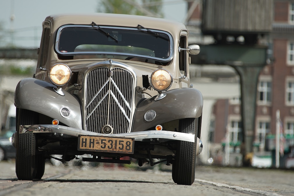 Citroen Traction Avant als Citroen 7 Front stehend schräg von vorn vorm BMW-Motorradwerk in Berlin