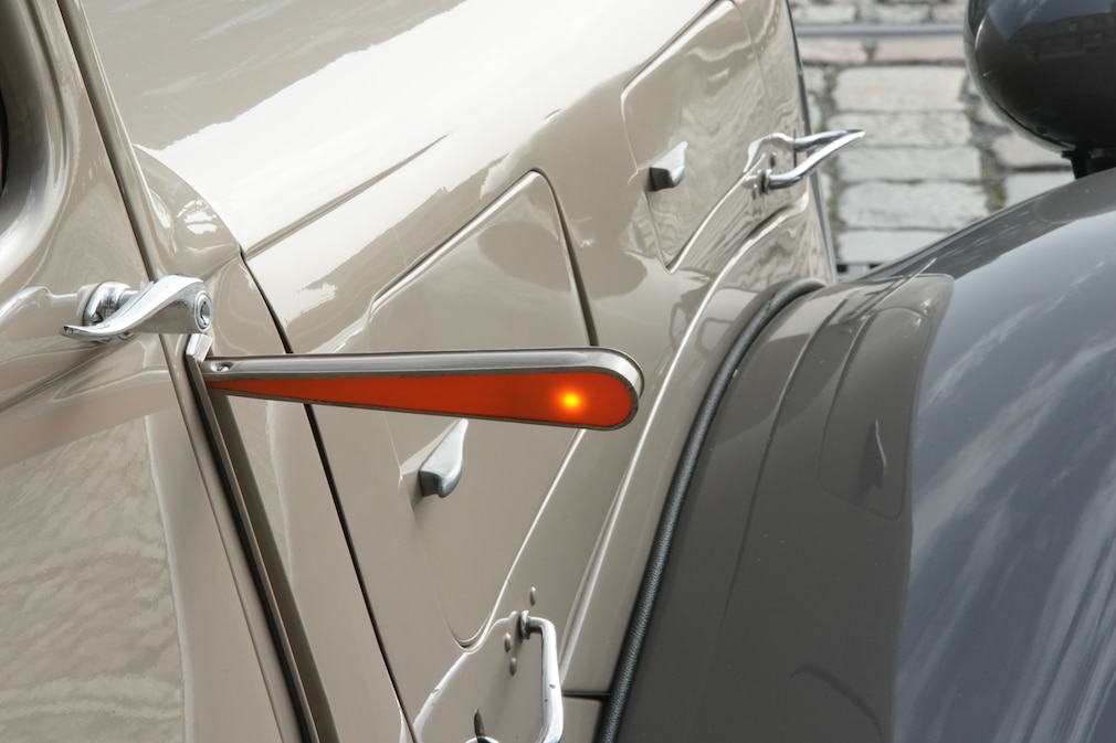Vier Details des Citroen 7 Front: Winker, Plakette, Motorblock und Scheinwerfer