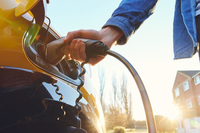 E-Auto wird aufgeladen