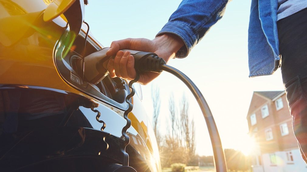 E-Auto wird aufgeladen