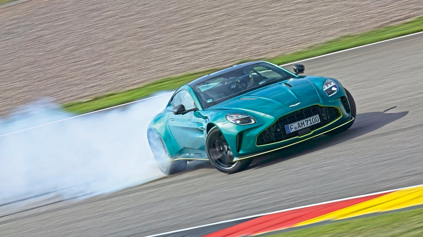 Aston-Martin-Vantage-auf-einem-Level-mit-dem-Porsche-911-Turbo-