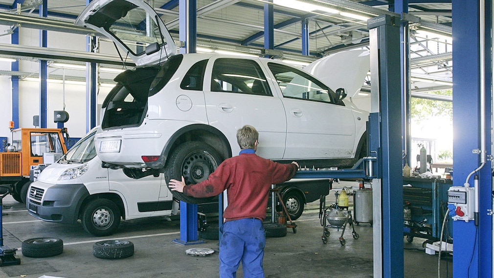 Reifenwechsel in den Kommunalen Kfz-Werkstätten Betriebshöfe der Stadt Ruesselsheim in der Johann-Sebastian-Bach-Strasse