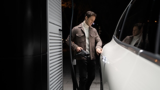 Mit Mercedes me Charge laden Mercedes-Benz Kundinnen und Kunden an über 1,5 Mio. Ladepunkten weltweit With Mercedes me Charge, Mercedes-Benz customers charge at over 1.5 million charging points worldwide