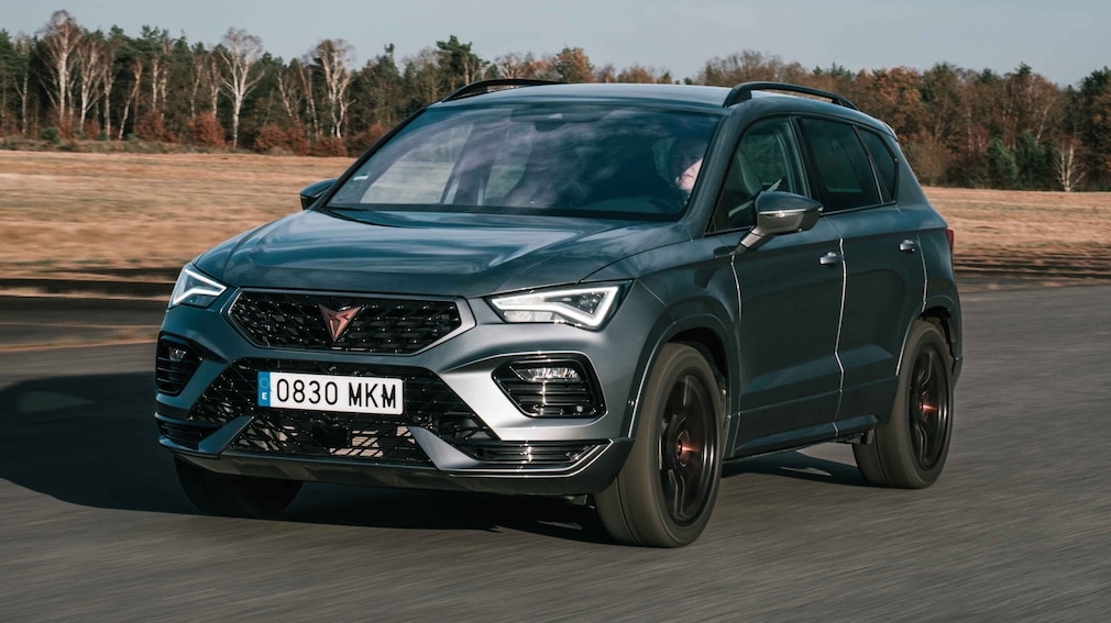 Cupra Ateca in Grau fährt über eine Teststrecke.