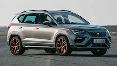 Cupra Ateca in Silber steht auf einer leeren Teststrecke.