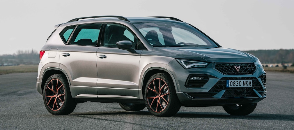 Cupra Ateca in Silber steht auf einer leeren Teststrecke.