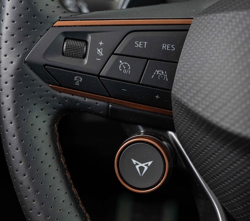 Die linke Seite des Cupra Ateca-Lenkrads mit Cupra-Knopf für die Fahrmodi.