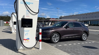 Schnellladen in Evendorf (Niedersachsen) an der A7 am Ladepark von Total Energies