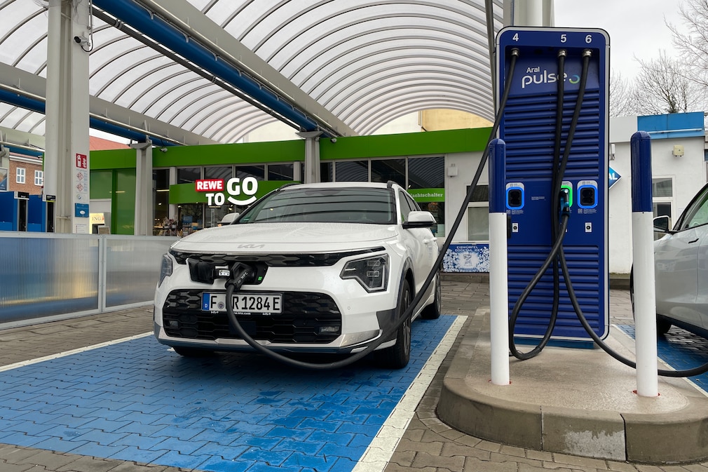 Schnellladen bei ARAL Pulse in Lübeck an einer Tankstelle mit HPC-Ladesäulen