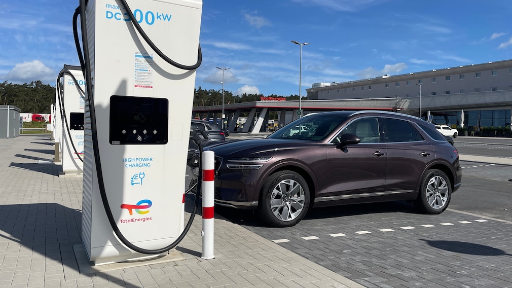 Schnellladen in Evendorf (Niedersachsen) an der A7 am Ladepark von Total Energies