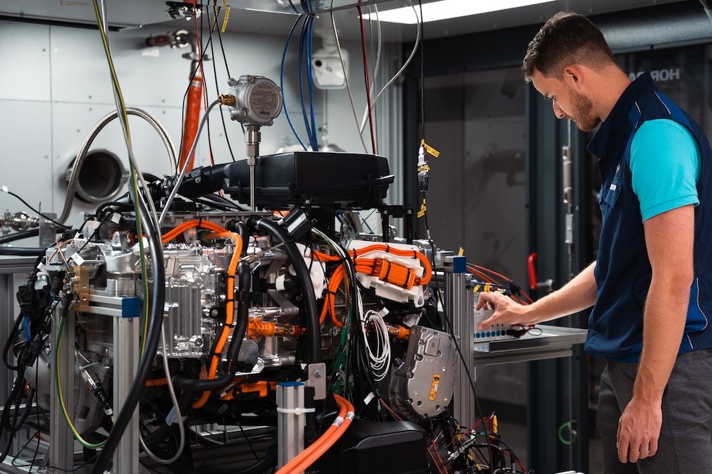 BMW präsentiert Brennstoffzelle Fuel Cell 3. Generation Wasserstoff-Kompetenzzentrum